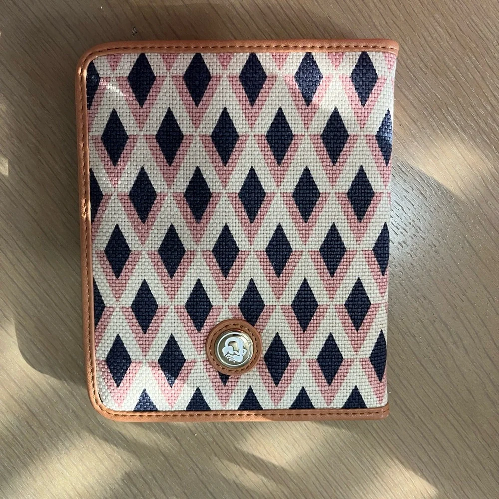 Spartina Geometric Patterned Notepad Clutch with Button Detail - Picture 6 of 7